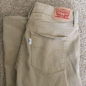 Women Levi’s khakis